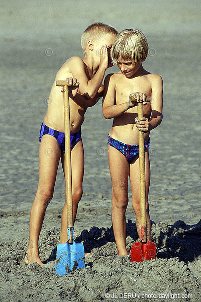 enfants sur la plage - children at the beach